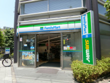 向かいのファミリーマ