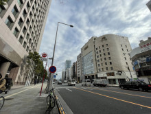 センテニアル青山前面の青山通り