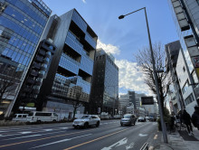 KD南青山ビル前面の青山通り