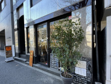 周辺には飲食店があり