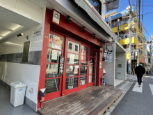 周辺には飲食店があり