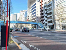 DLXビルディング前