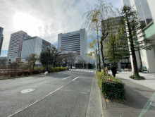 時事通信ビル前面の通