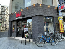 周辺には飲食店が点在