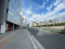 オフィスビル前面の白