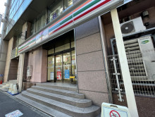 通り沿いのセブンイレ