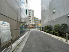 アルマビル前面の通り