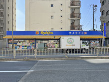 向かいの通りのマツモトキヨシ新大塚駅前店