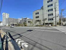 ヤダビル前面の通り