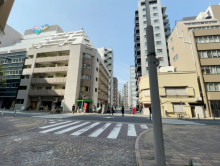 東京茶業会館前面の通