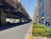 神田岩本町プラザビル前面の昭和通り