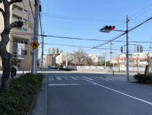 オフィスビル前面の通