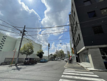 東都水ビル前面の通り