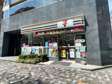 向かいのセブンイレブ