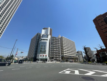 新宿加藤ビル前面の通