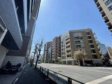 スタッフハウスビル前