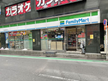 付近のファミリーマー