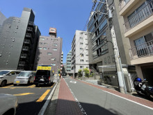 ワイズビル前面の通り