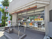向かいの通りのセブン