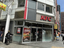 周辺は飲食店が点在