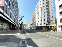 富士信ビル前面の通り