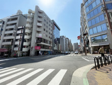 建創ビル前面の通り