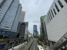 新宿エルタワー前面の通り