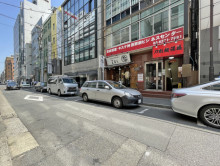 合同ビル前面の通り