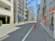 讃金ビル前面の通り