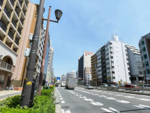 難波ビル前面の通り