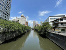 目黒川沿いに立地