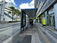 ビル前のバス停「中央