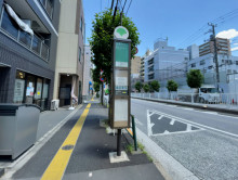 ビル前のバス停「太平