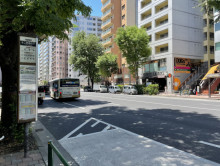 新宿タツミビル前面の