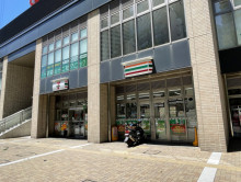 向かいのセブンイレブ