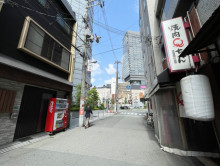 AUSビル前面の通り