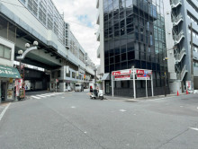 工業ビル前面の通り