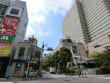 オフィスビル前面の通り