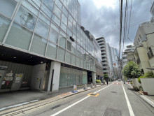 青山江崎ビル前面通り