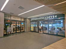 同じ並びのスターバックスコーヒー神宮前六丁目店店