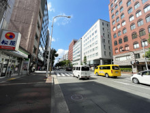 第八長谷ビル前面の通