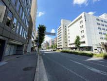 三善ビル前面の通り