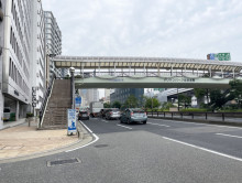 東和ビルディング前面の通り