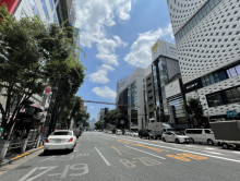 ゑり円ビル前面の通り