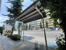 ビル前のバス停「大門駅前」