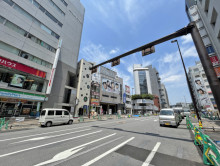 神宮外苑ビル前面のス