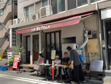 周辺には飲食店が点在