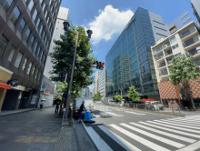 西脇ビル前面の新宿通