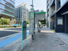 ビル前のバス停「麹町
