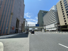 マークラー神戸ビル前